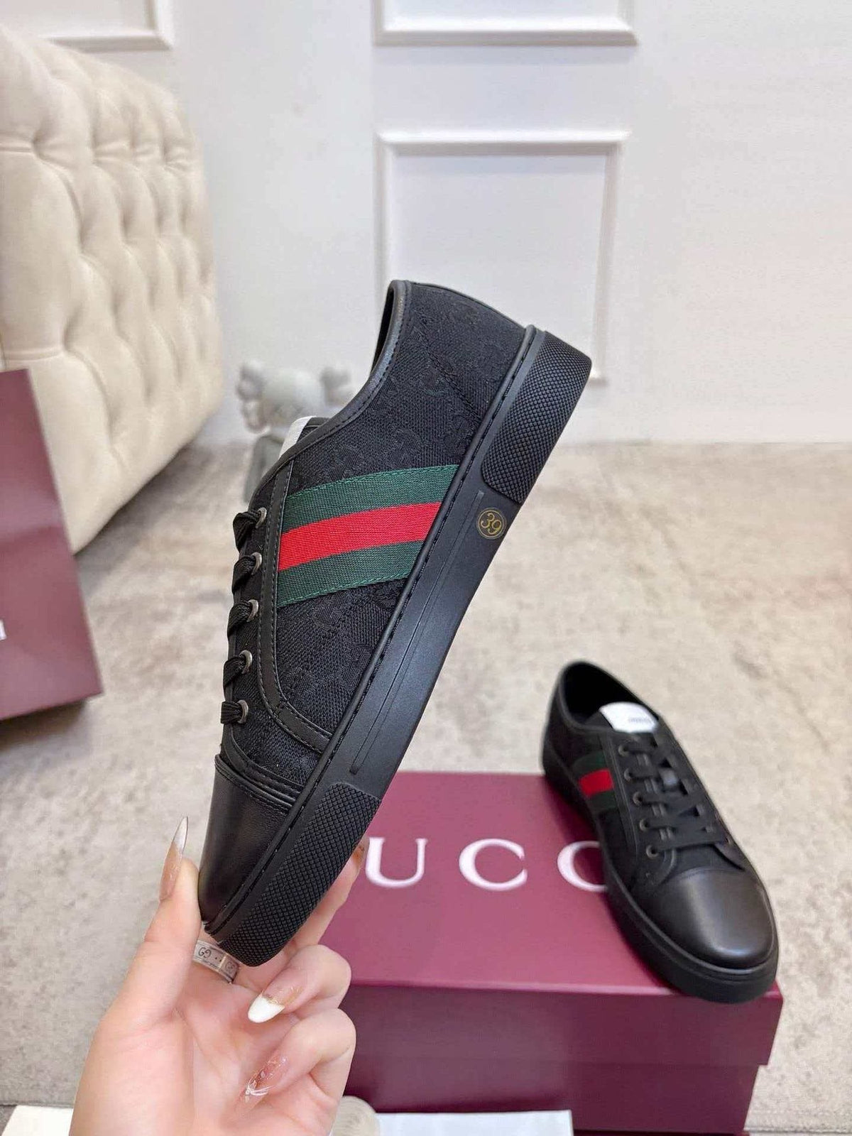 Gucci Stripe Low-Top Sneakers — model
