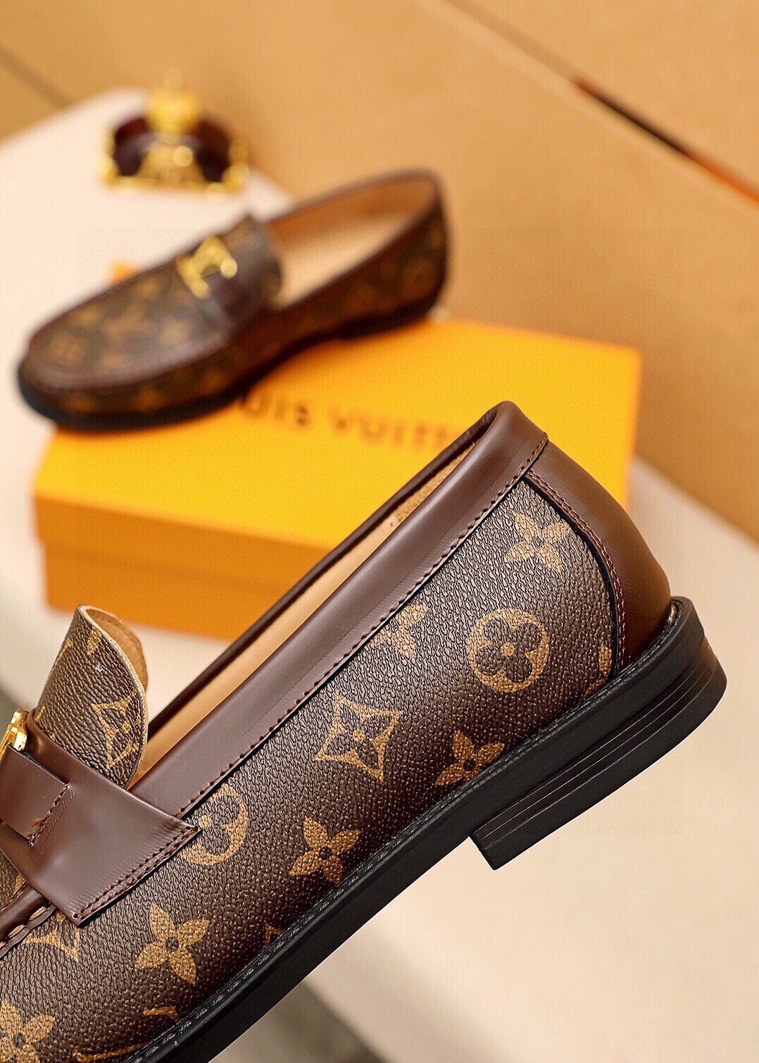 微商相册测试鞋子-Louis Vuitton Monogram Buckle Loafers — detail